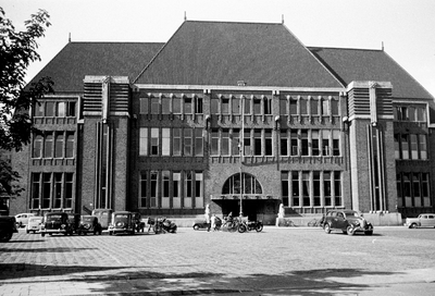 852990 Gezicht op het Hoofdpostkantoor (Neude 11) te Utrecht.